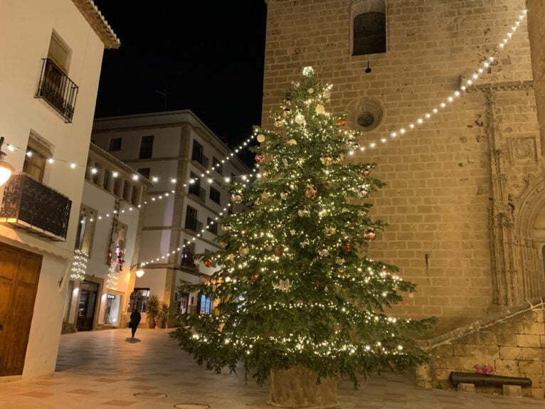 Piazza della Chiesa con le luci di Natale