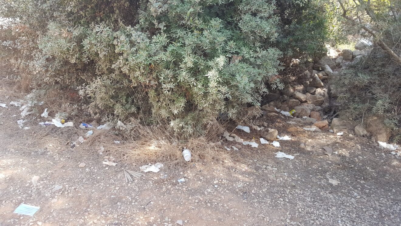 Restos de basura en las parcelas de estacionamiento de la Cala Granadella