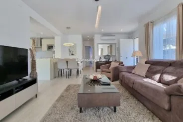 Salón-comedor del chalet disponible con Inmobiliaria Belén Quiroga