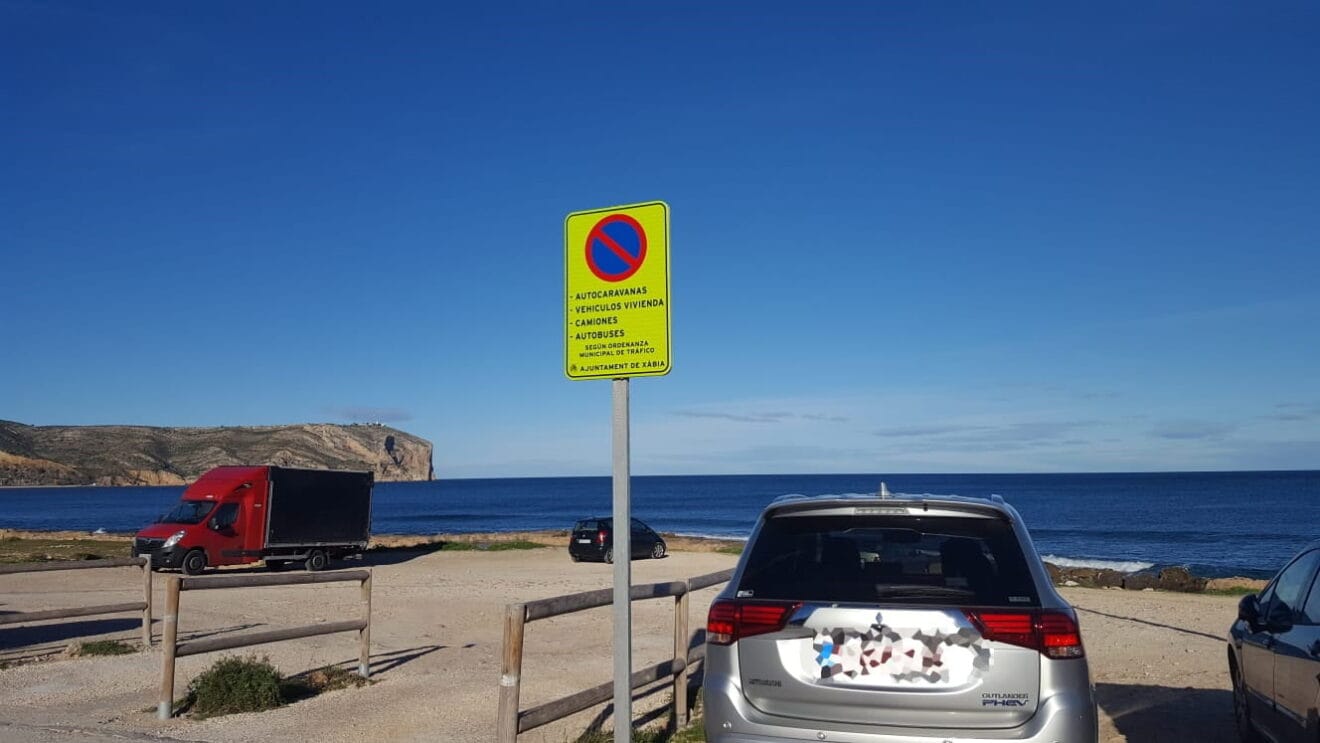 Señal que prohibe el estacionamiento de caravanas en las playas de Xàbia