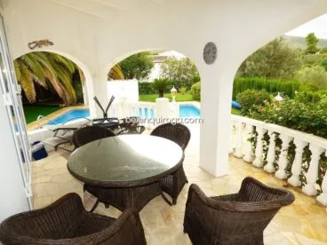 Terraza con comedor exterior en Inmobiliaria Belén Quiroga