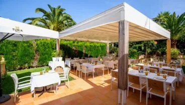 Terraza exterior cubierta de Manzo Restaurante