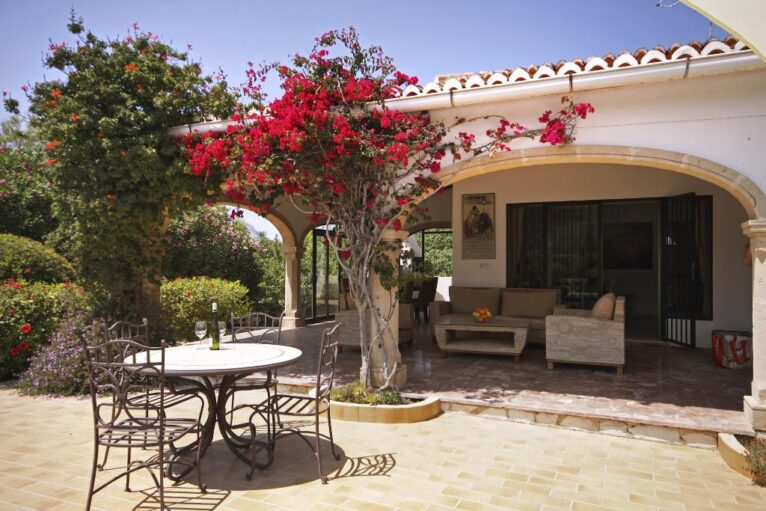 Terraza exterior en Casa El Tesorito disponible en Quality Rent Jávea