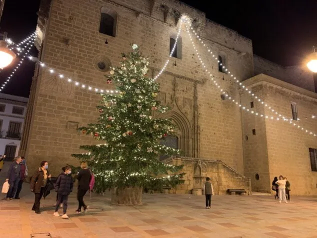 Imagen: Vecinos de Xàbia observando el alumbrado navideño