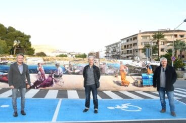 Víctor Goikoetxea con el alcalde y el concejal de Cultura