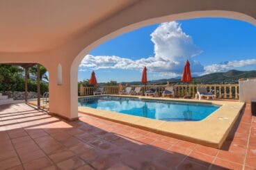 Villa con una gran piscina – Aguila Rent