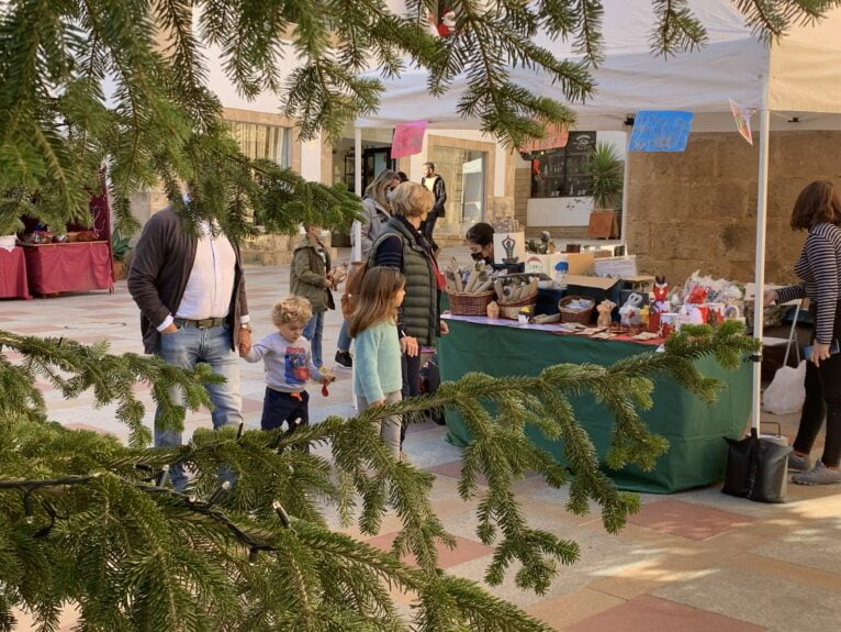 Visitantes en el Mercado de Navidad de Xàbia