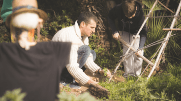 Alumnos aprendiendo en el huerto ecológico de la Escuela Waldorf El Montgó