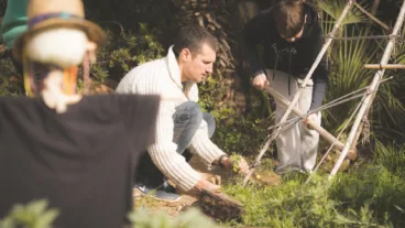 Alumnos aprendiendo en el huerto ecológico de la Escuela Waldorf El Montgó