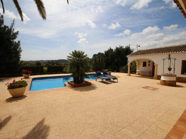 Amplia terraza exterior con piscina y mucha privacidad -Atina Inmobiliaria