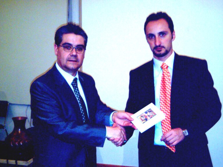 Andarias entregando un ejemplar de la edición de 2004 al entonces campeón del mundo el búlgaro Topalov