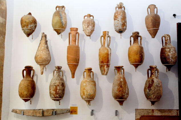 Imagen: Ánforas romanas expuestas en el Museo Soler Blasco de Xàbia