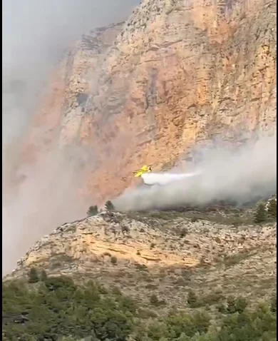 Avioneta sofocando las llamas