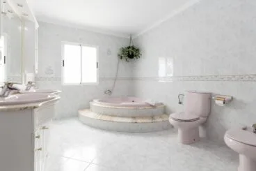 Baño completo en Casa Alicia disponible con Quality Rent a Villa