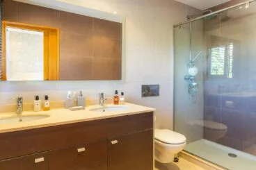 En-suite bathroom of this property available with Vicens Ash Properties