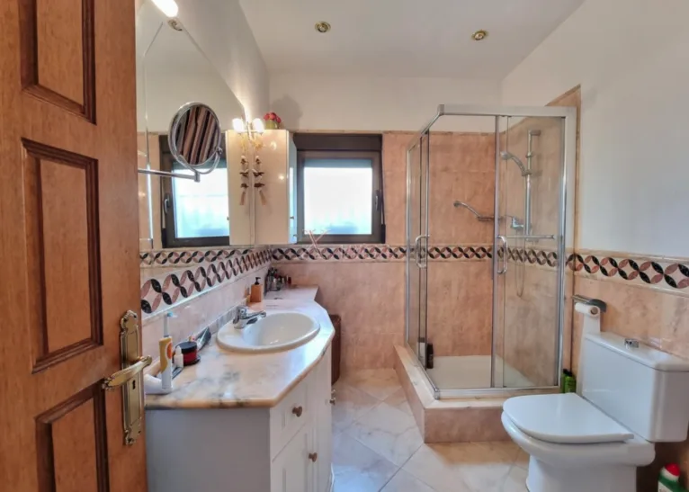 Baño equipado con ducha de la casa en venta con Xabiga Inmobiliaria