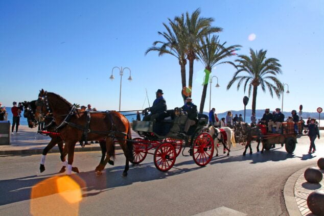 Imagen: Desfile de carros, carretas y caballos a su paso por Duanes de la Mar