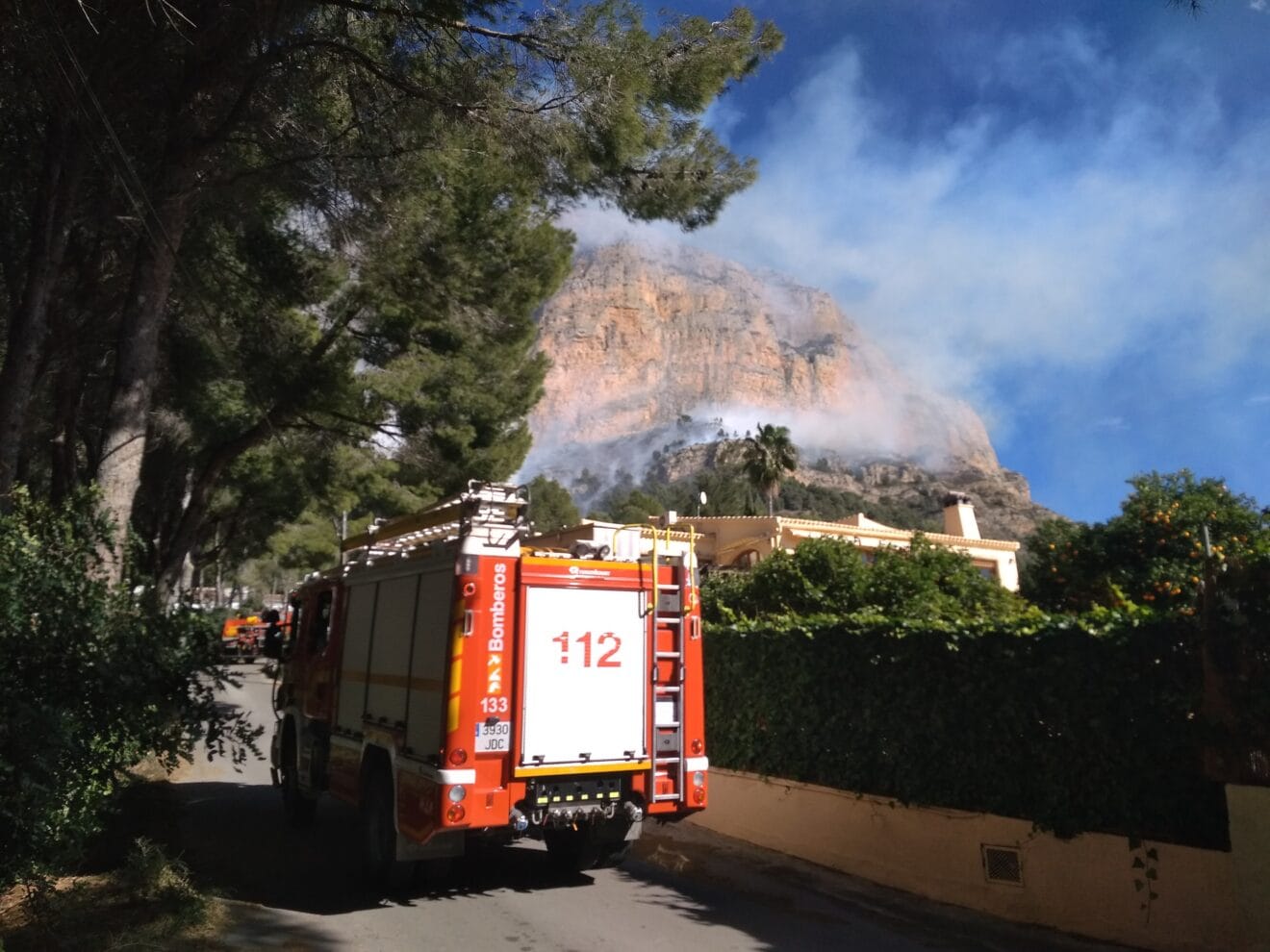 Bomberos en el incendio del Montgó