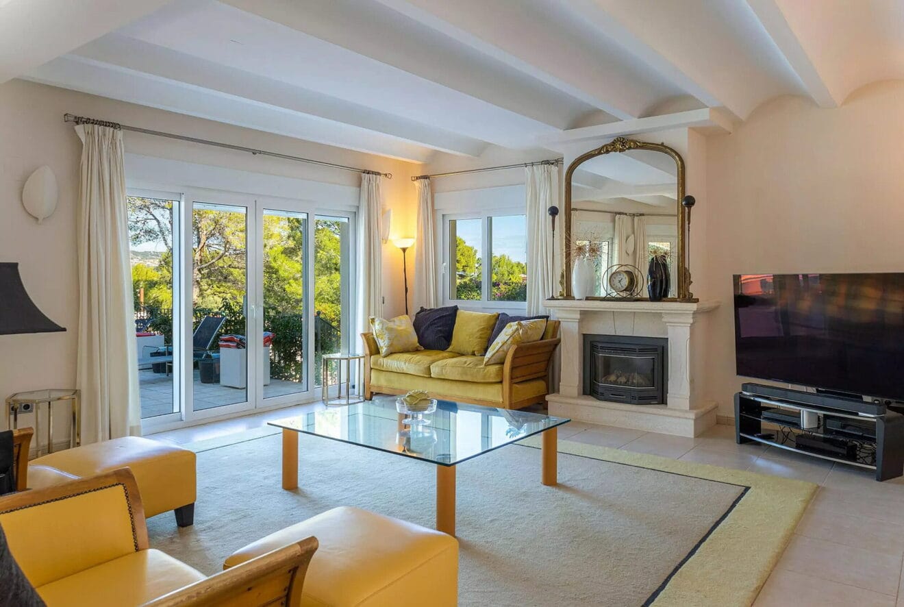 Bonito salón de esta villa disponible con Vicens Ash