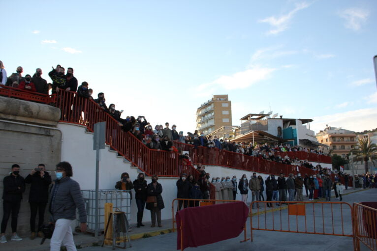 Público en la Cabalgata de los Reyes Magos a Xàbia 2022