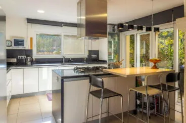 Island kitchen of this villa with Vicens Ash