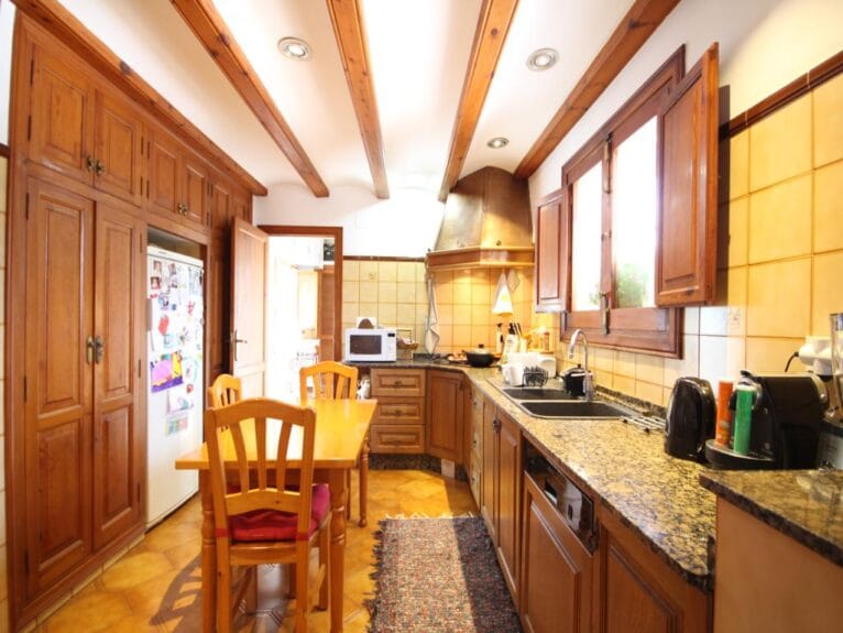 Cocina en madera totalmente equipada disponible con Atina Inmobiliaria