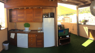 Cocina exterior en la terraza de esta casa disponible con Terramar Costa Blanca