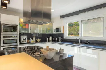 Very complete kitchen of this house available with Vicens Ash