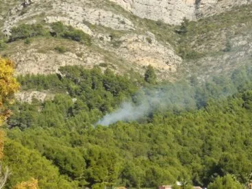Columna de humo del incendio declarado en la falta del Montgó