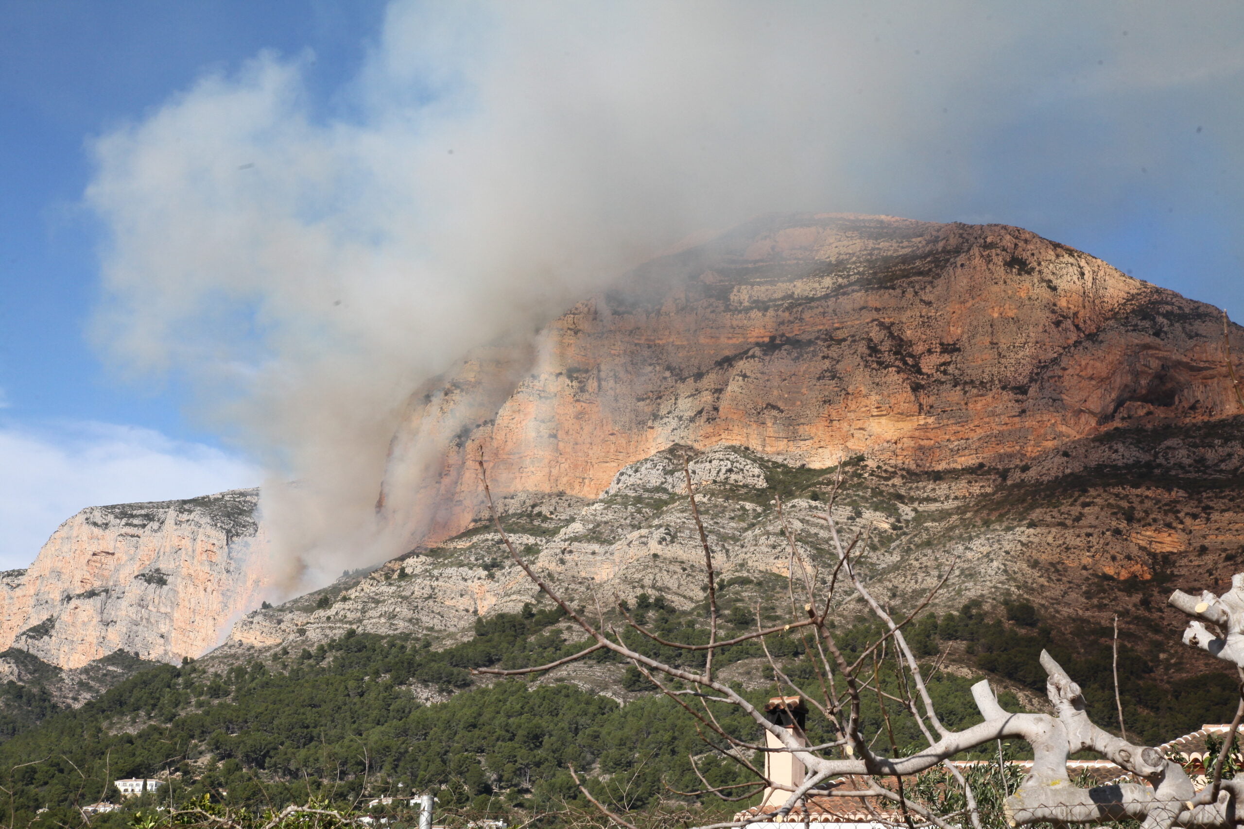 Columna de humo en el incendio forestal del Montgó