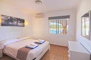Dormitorio con aire acondicionado en Casa Alicia – Quality Rent a Villa