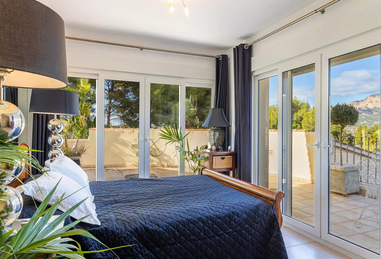 Dormitorio con fantásticas vistas de esta casa disponible con Vicens Ash
