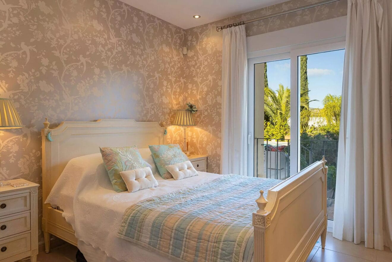 Dormitorio con terraza de esta villa disponible con Vicens Ash