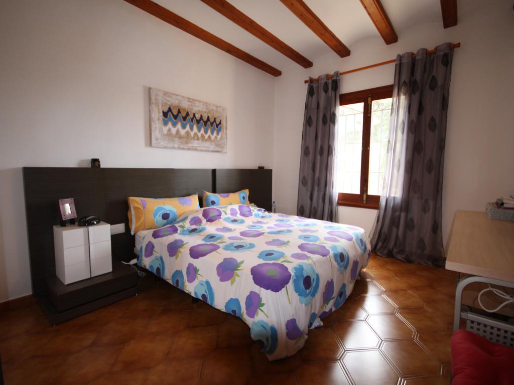 Dormitorio de esta casa de estilo mediterráneo disponible en Atina Inmobiliaria