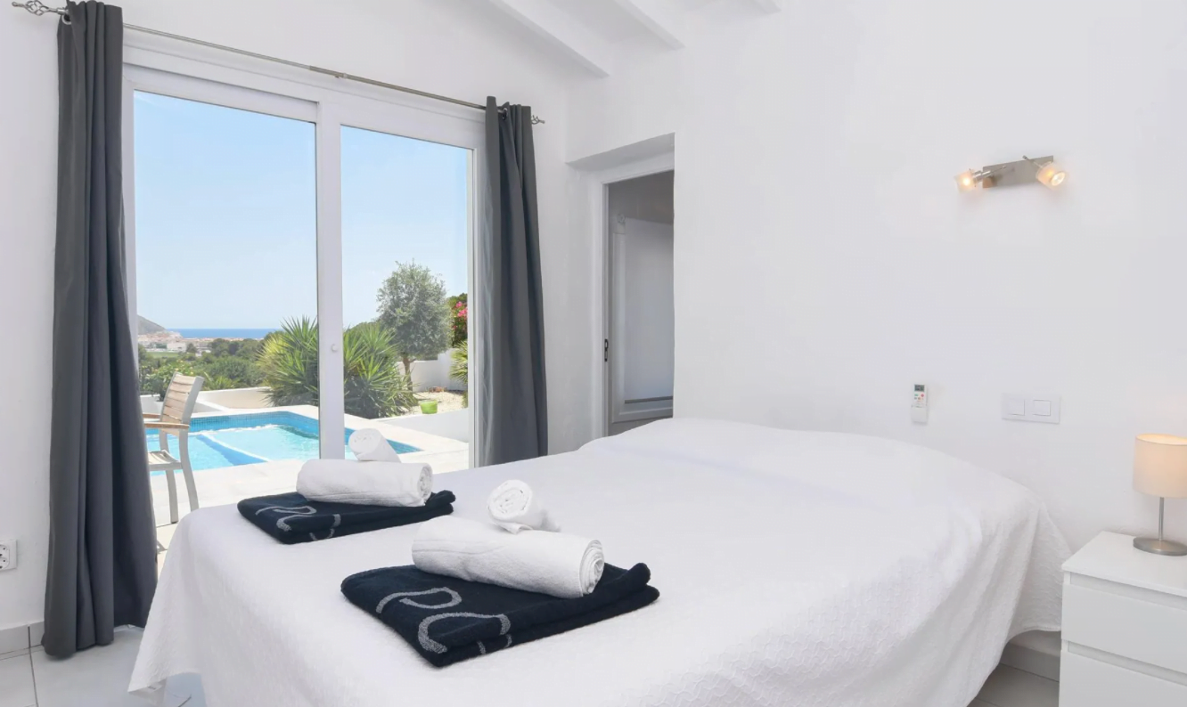 Dormitorio muy luminoso con acceso directo a la terraza en Villa Mi Sueño en Aguila Rent a Villa