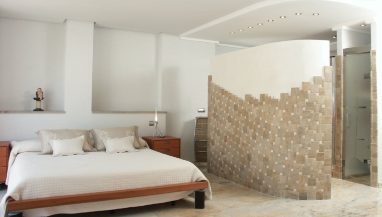 Dormitorio principal con baño en suite de esta casa de alto standing - Terramar Costa Blanca