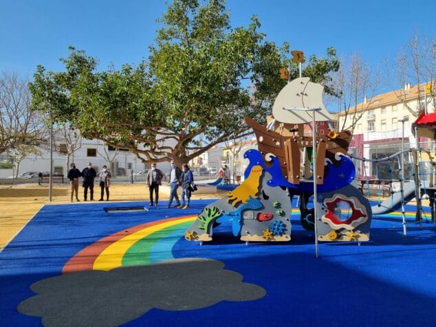 Imagen: El alcalde y la concejala supervisan el nuevo parque del Freginal