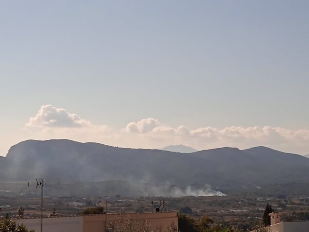 Imagen: El humo del incendio de Ramblars tras dos meses