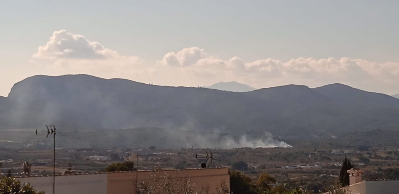 El humo del incendio de Ramblars tras dos meses activo