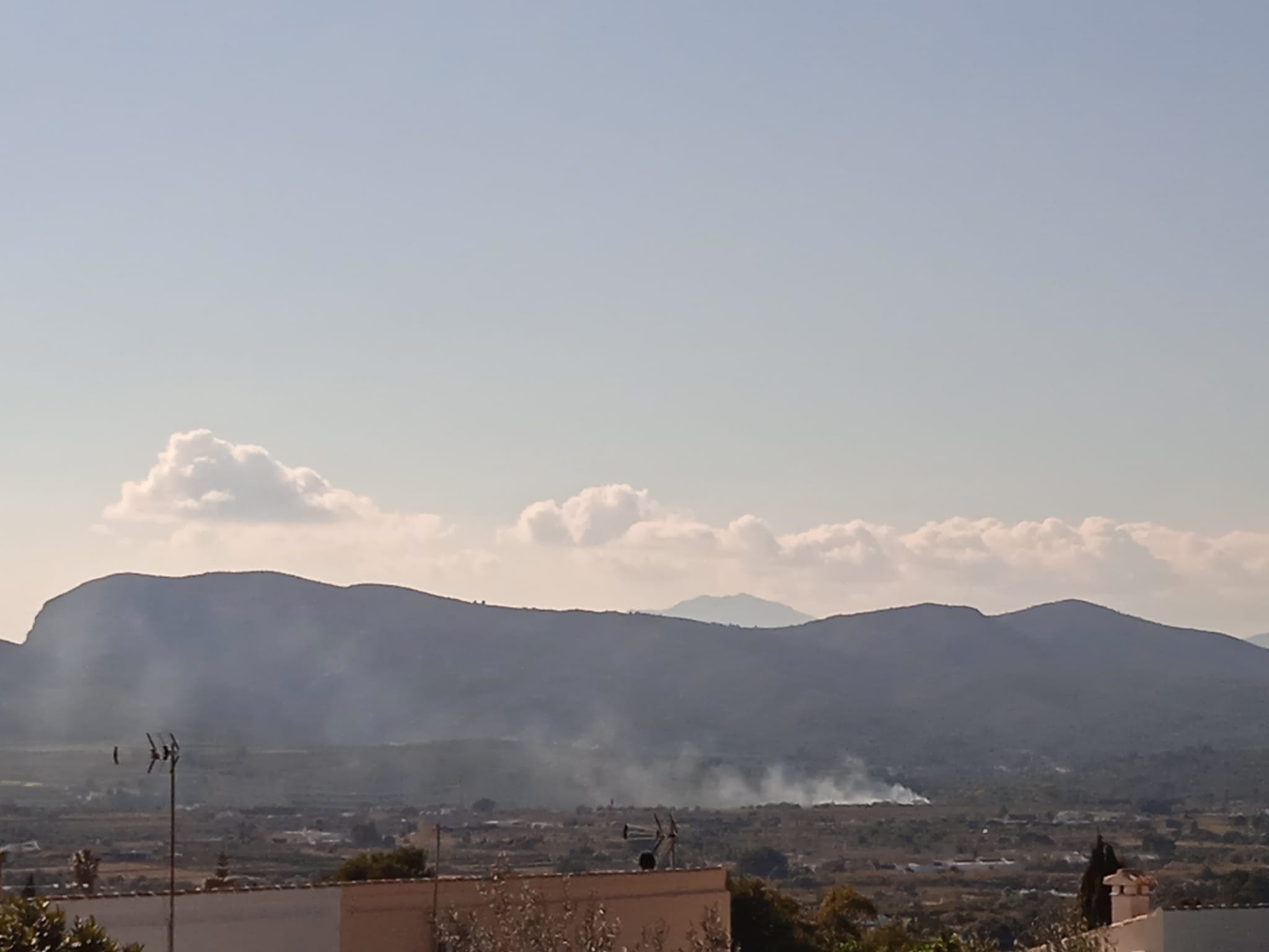 El humo del incendio de Ramblars tras dos meses