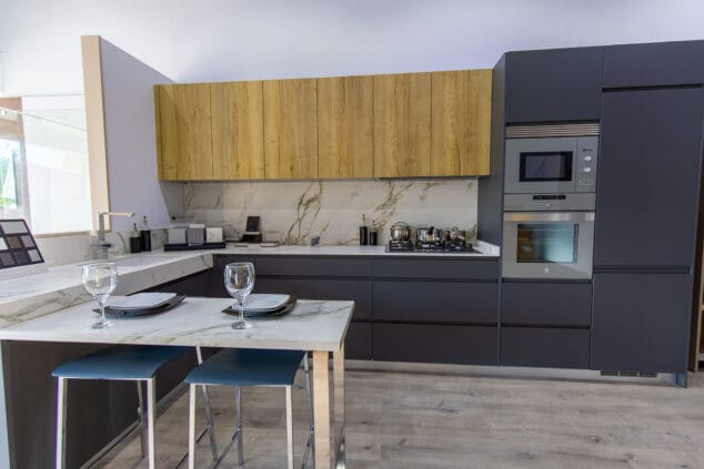 Imagen: Elegante cocina con barra disponible en Cocina Fácil