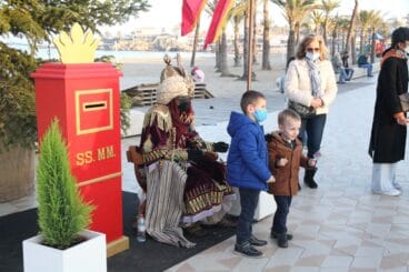 Entrega de cartas a los pajes reales