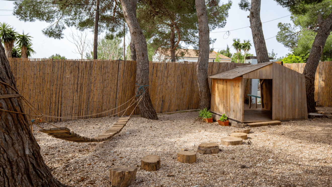 Espacios educativos rodeados de pinos y naturaleza en la Marina Alta
