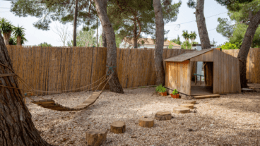 Espacios educativos rodeados de pinos y naturaleza en la Marina Alta