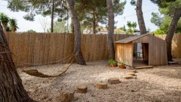 Espacios educativos rodeados de pinos y naturaleza en la Marina Alta