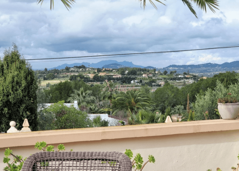 Fantásticas vistas a la montaña en este chalet disponible con Xabiga Inmobiliaria