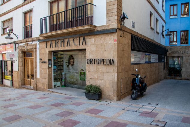 Imagen: Farmacia Consuelo Espinós en la Plaza de la Iglesia