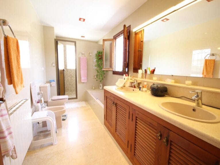 Gran baño luminoso con bañera y ducha disponible en Atina Inmobiliaria