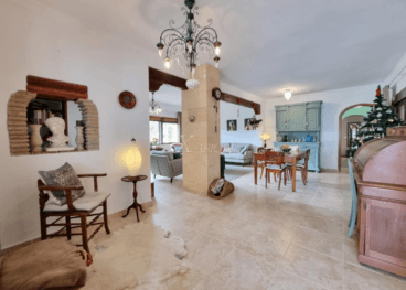Gran salón-comedor muy luminoso de esta casa en venta conXabiga Inmobiliaria