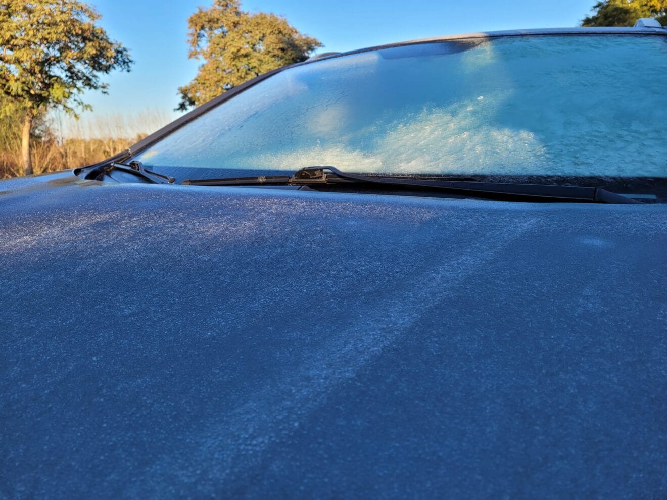 Hielo sobre un vehículo estacionado
